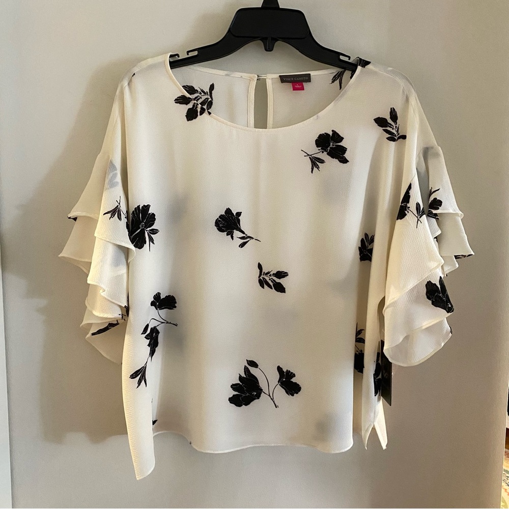 NWT  VINCE CAMUTO- size L. Floral Ruffle Sleeve Top - Black and White